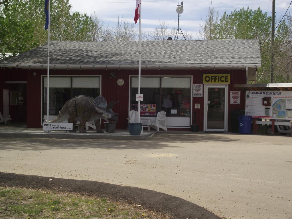 Dinosaur Trail Rv Resort & Cabins Drumheller Exterior photo